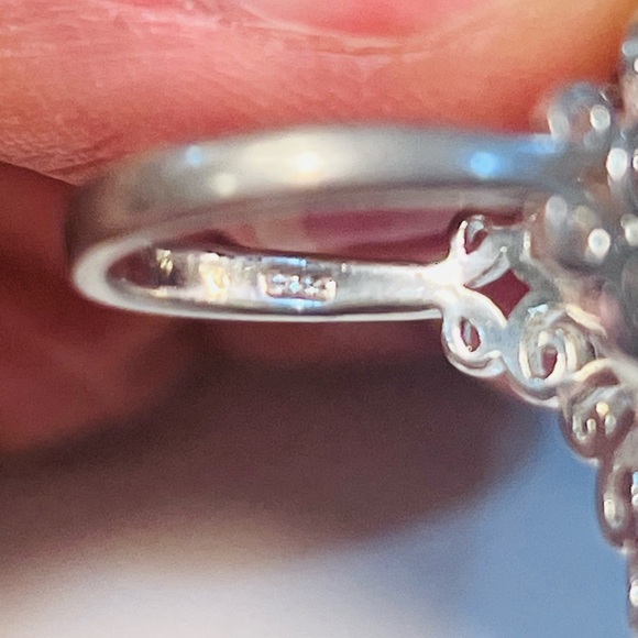 Elegant Silver Swirl Ring - Picture 5 of 7